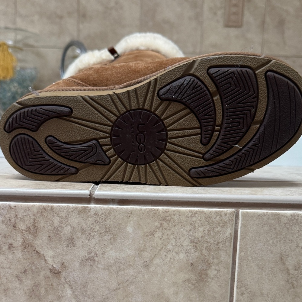 UGG Chestnut Boots with Soft Cream Lining - Picture 2 of 4